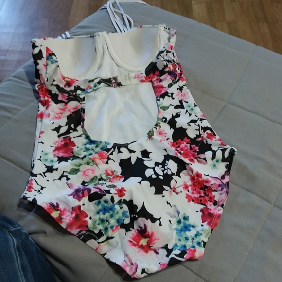 Pin-up Style Bathing Suit - Picture 2 of 3